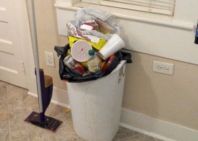 Dirty_trash_can_overflowing.jpg